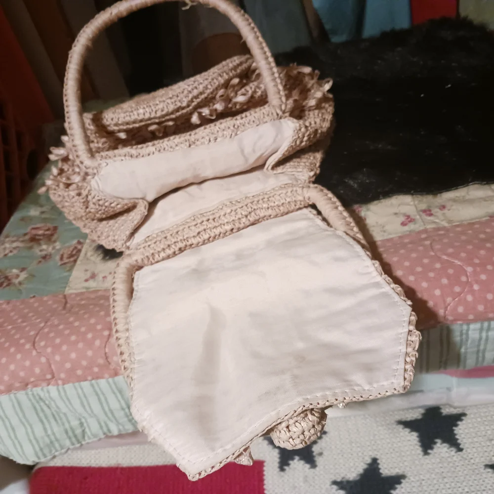 Chic Floral Beige Handbag - Picture 3 of 4